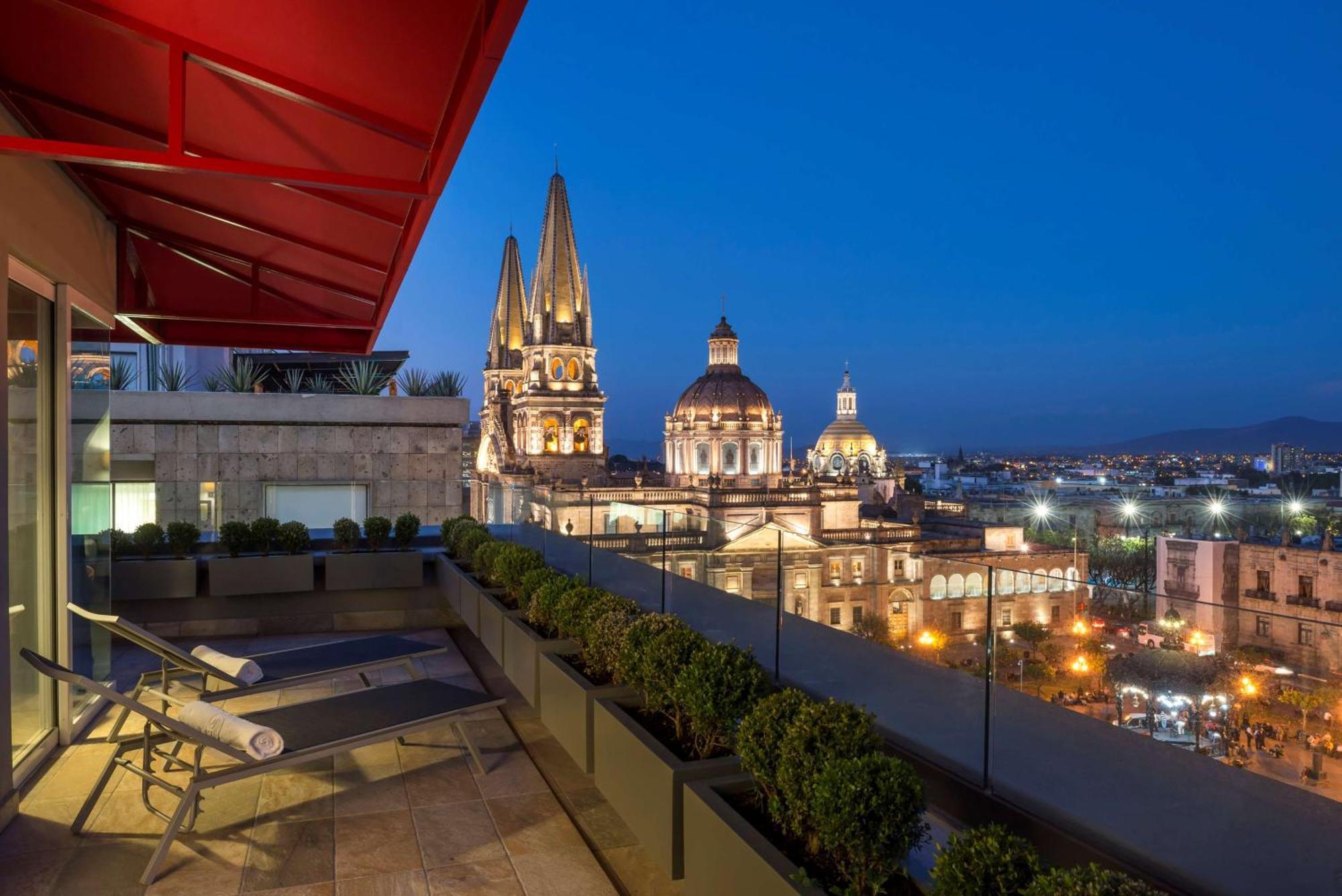 Hilton Doubletree Guadalajara Centro Historico Hotel Екстериор снимка